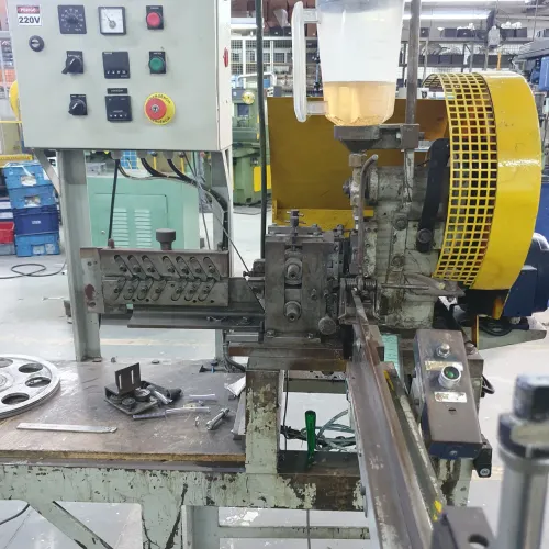Maquina de fabricar grampos U (pica pau)