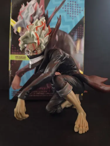Figura de ação okarun dan dan dan