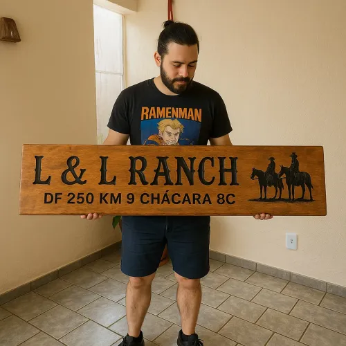 Placa de madeira entalhada rancho