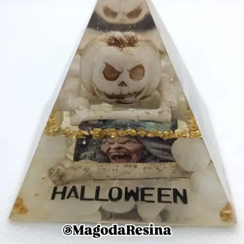 Pirâmide A Magia do Halloween feito a mão Artesanal de Resina Epóxi Peça exclusiva 