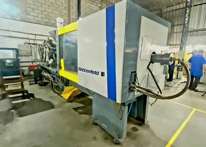 Máquina Injetora Battenfeld 200t modelo BKT 4000