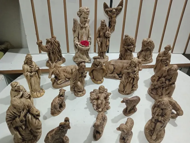 Presépio com 24 peças de gesso pintura rústica 