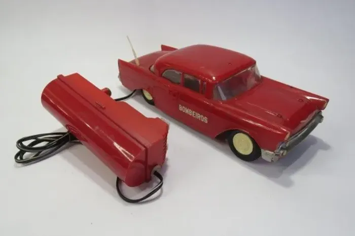 BRINQUEDO ANTIGO ATMA MIRIM - Chevrolet Bel Air dos BOMBEIROS fabricado pela ATMA