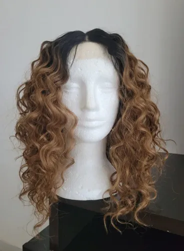 Peruca Lace Front Cacheada HD Fibra Orgânica Premium Ombre? Mel 45cm