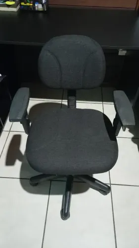 Cadeira preta rotatória para escritório em otimo estado com marcas de uso