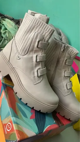 Bota Feminina Bege com Detalhes
