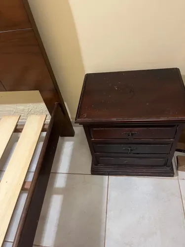 Cama com cabeceira de madeira