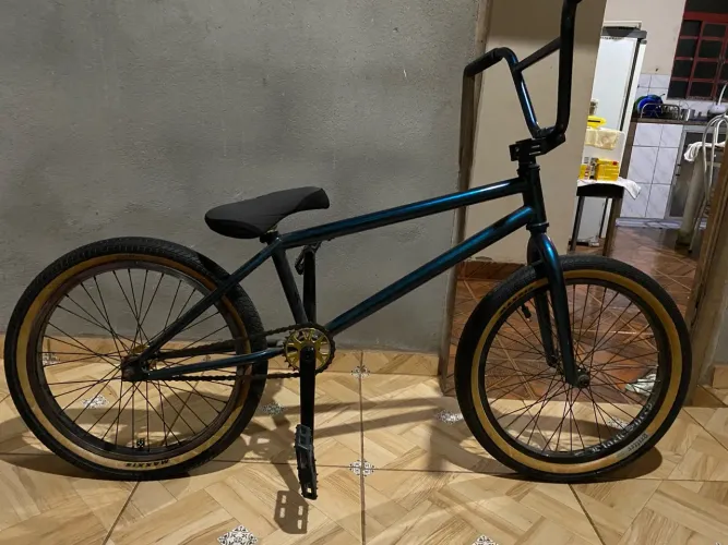 Desapego! BMX SEMI PROFISSIONAL SEM TRINCAS OU QUEBRAS ! Troco por iPhone ! Ou celular !
