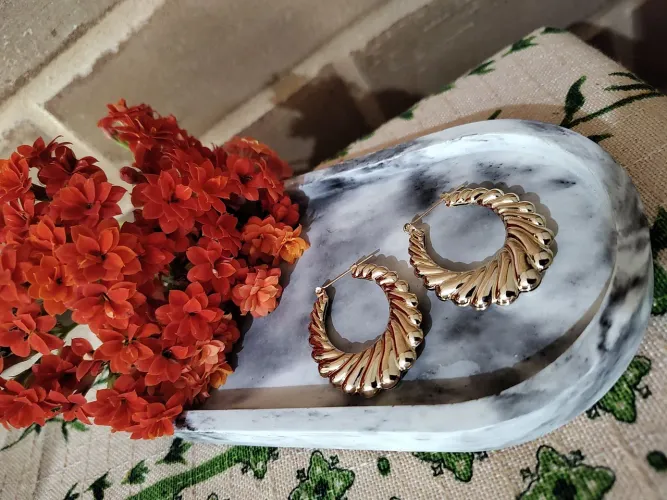 Brinco de argola click torcido folheado em ouro 18k 