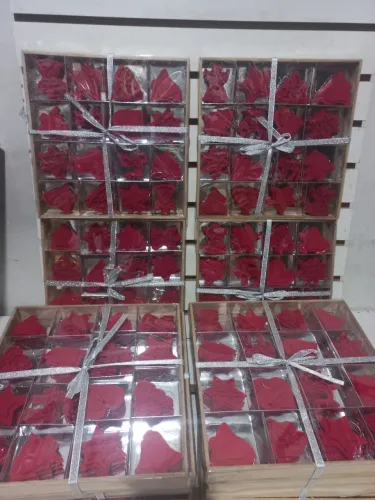 Enfeites de Natal na caixinha contém  48 peças 