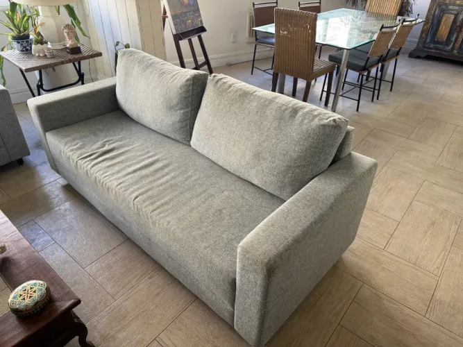 Sofá 3 lugares Cinza Moderno e Confortável