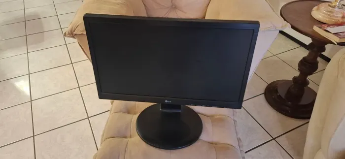 Vendo monitor LG 19,5 polegadas (COM DEFEITO)