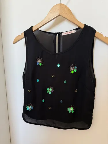 Blusa preta com aplicações e paetês