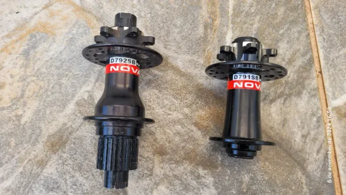 Par De Cubos Novatec Super Leves 420g Eixo 15x100mm 12x142mm