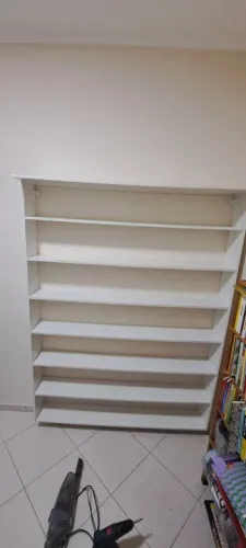 Estante para livros e DVDs. 