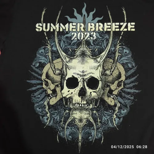 Camiseta oficial importada do festival Summer Breeze Alemão e um copo da edição nacional