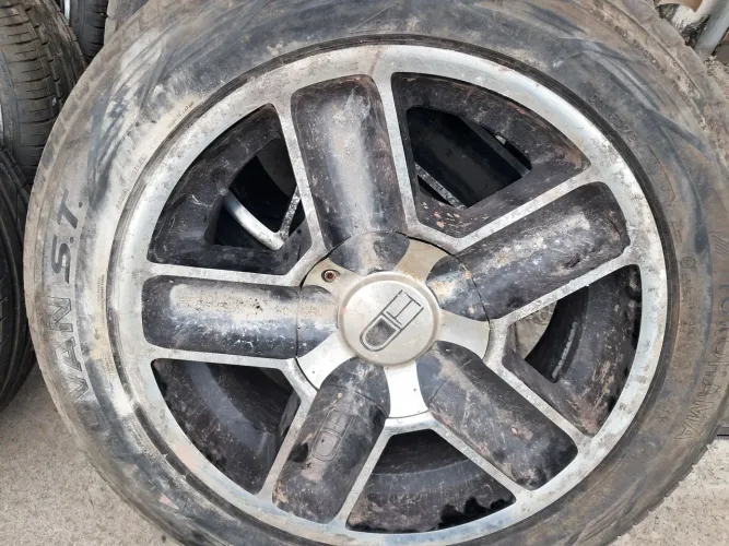 Roda esportiva aro 20 preta com diamantado 6x139 com pneu Yokohama 265 50 20 Pickup 