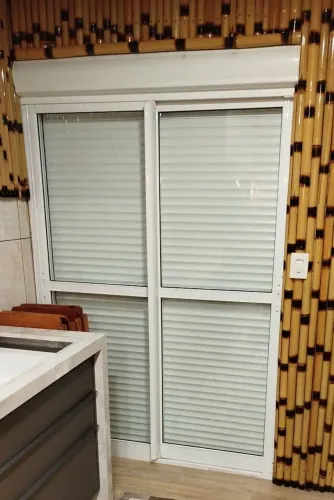 Porta com persiana integrada