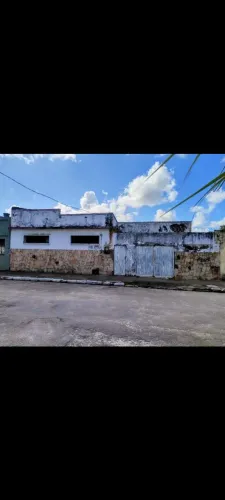 Alugo casa no bairro do prado, com 5/4, e 3 salas, ótima para creche ou empresa.