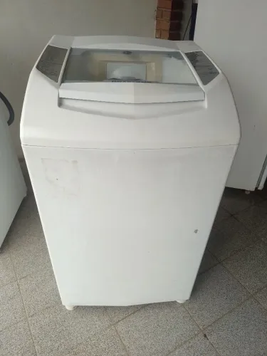 Máquina de lavar roupa, funcionando perfeitamente, com marcas de uso, automática, 110 vts