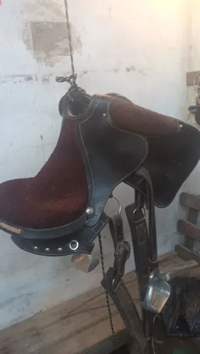Sela de pista muito boa e confortável 
