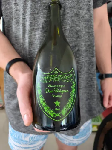 Garrafa Don Perignon Vintage luz acende