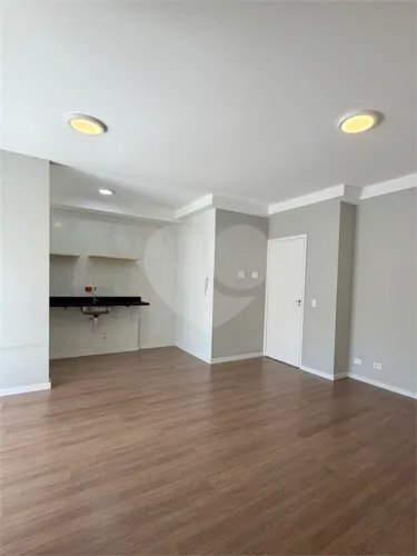 Apartamento com 2 dormitórios, sendo uma suíte.