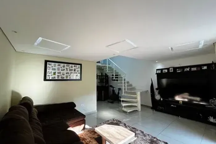 Casa à venda no Condomínio Real Park, em Caieiras, com pé-direito duplo, área gourmet e vi