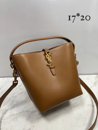 BOLSA PEQUENA LE 37 EM COURO BRILHANTE modelo italiano Yves Saint Laurent