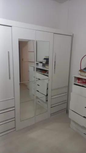 Guarda-roupa em madeira