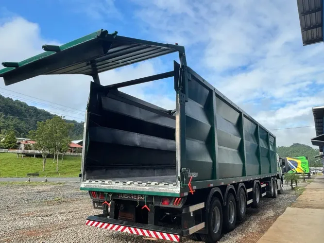 Carreta piso móvel vedada para transporte resíduos urbanos