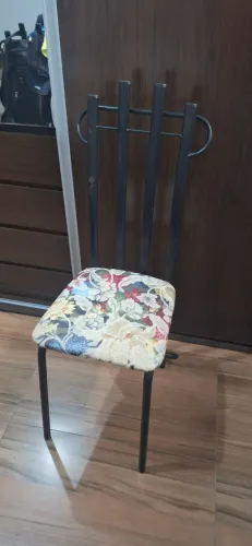 Vende-se mesa retangular de vidro com 4 cadeira floridas.