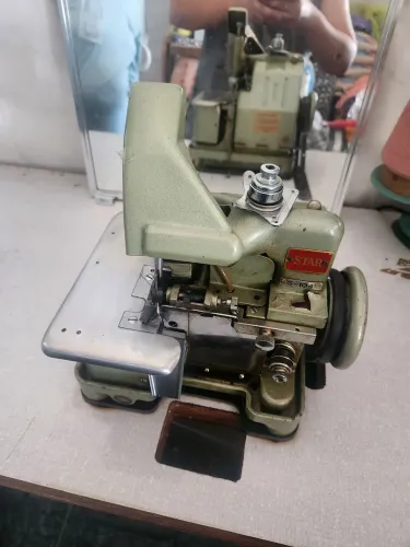 Máquina de costura Overlok chinesinha