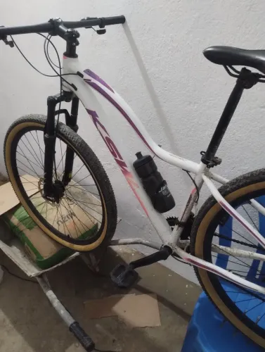 Bicicleta. Cor branca. Tamanho do quadro:15