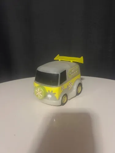 Carro a fricção que brilha no escuro