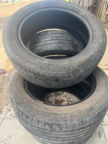 Kit com 4 pneus Goodyear EfficientGrip SUV 215/55R17 94V aro 17 - índice de velocidade V.