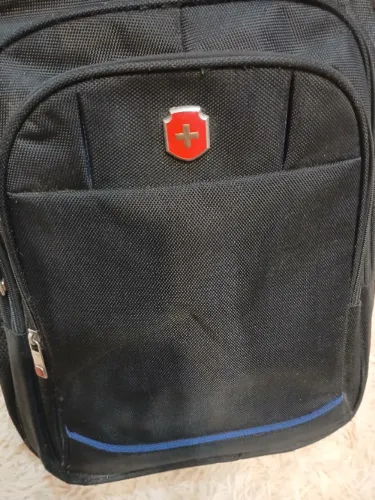 Mochila / sem rasgado / Sem mancha / sem fiapos (linhas) soltas, todos zíper funcionando,