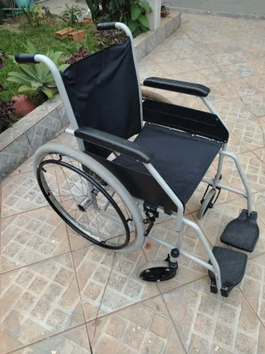 Cadeira de rodas semi nova