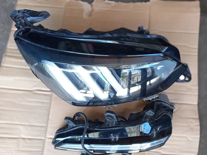Farol e milha Peugeot 208 2023 com LED