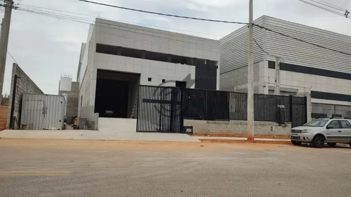 Galpão Industrial no Linc com doca e possibilidade de alugar pátio de 1100 m² ao lado.