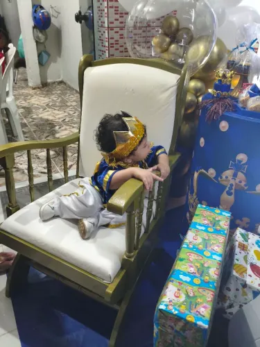 Decoração de festa de príncipe com a roupa para 2 anos