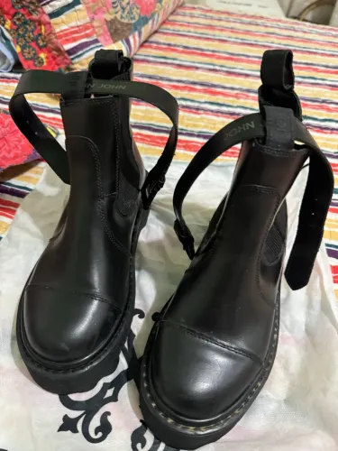 Bota de couro Chelsea John John usada 2x - tamanho 35