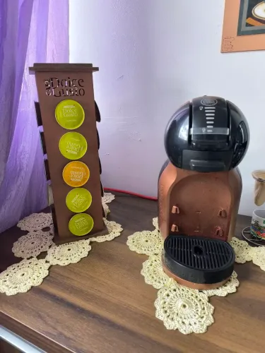 Cafeteira Dolce Gusto + suporte para cápsulas 