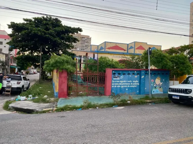 Casa de Esquina à Venda  Excelente Localização em Fortaleza