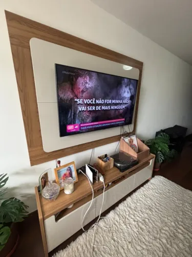 Painel Oslo 1,80 com LED OFF WHITE/FREIJO e Rack Oslo 1,80 OFF WHITE/FREIJO