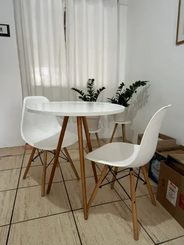 Mesa redonda com cadeiras
