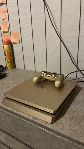 PS4 GOLD + 3 manetes 