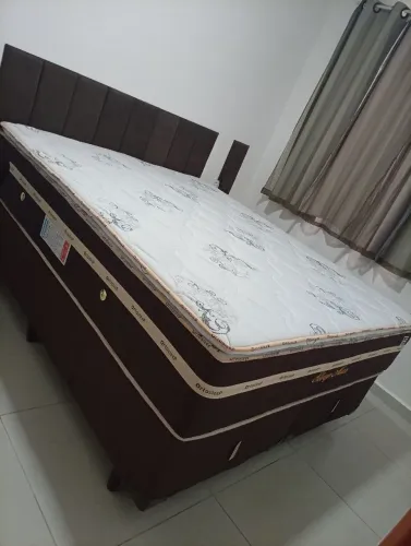 Cama Queen com pillon top cama alta