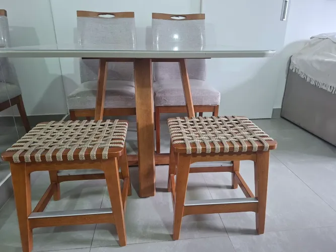 Mesa com 2 cadeiras e 2 bancos