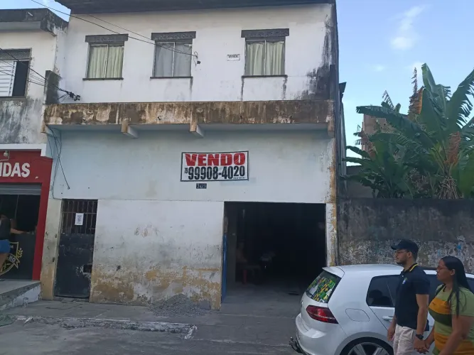 Casa 2 encima grande e 5 imóvel com sala quarto cozinha banheiro na parte de baixo